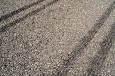 Yolda araba lastiği izleri var.