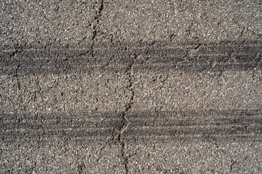 Yolda araba lastiği izleri var.