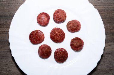 Tabakta kızarmış sosis dilimleri