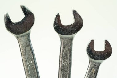 Yakın plan beyaz arkaplanlı İngiliz anahtarı