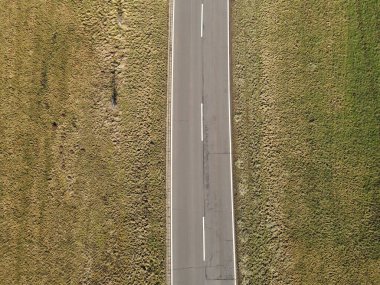 İlkbaharda kırsalda bir yolun havadan görünüşü