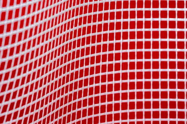 Kırmızı arkaplanı olan beyaz plastik ağ