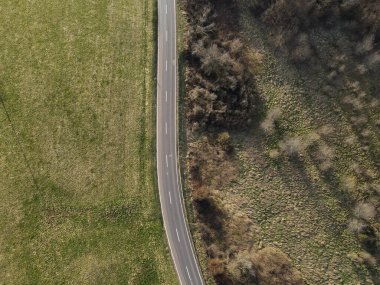 İlkbaharda manzarada kıvrımlı bir yol manzarası