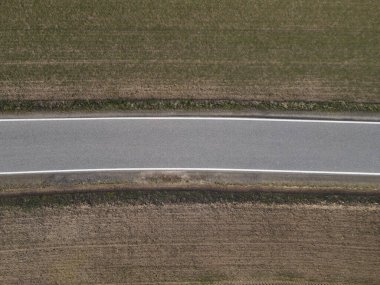 Baharda tarlalar arasında bir yolun havadan görünüşü