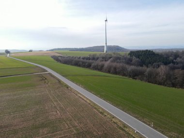İlkbaharda manzarada uzun bir yol manzarası 