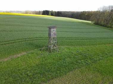 Avlanmak için ahşap bir sığınağın havadan görünüşü 