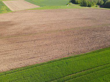 Kırsal kesimde toprağı olan tarla tarlasına yukarıdan bak.