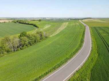 Uzun bir yolu olan manzaranın üstünden bak.