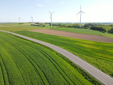 Bir yol ve rüzgar jeneratörüyle manzarayı yukarıdan izle