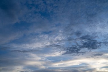 Mavi akşam gökyüzünde bulutlar ile