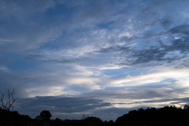 Mavi bulutlu akşam gökyüzü manzarada