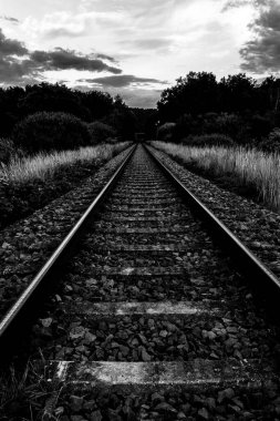Manzaradaki demiryolu siyah beyaz