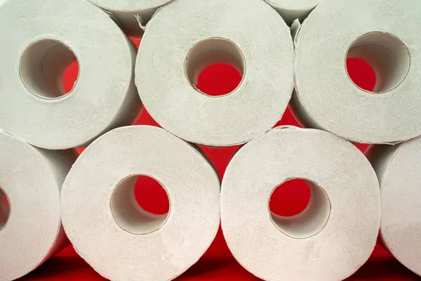 Kırmızı arka planlı tuvalet kağıdı ruloları