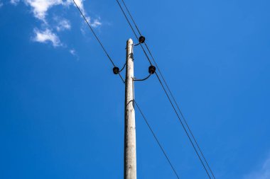 Elektrik kabloları olan tahta bir direk.