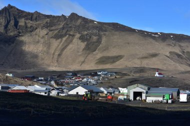 İzlanda Dağları 'ndan geçen Manzaralı Yol