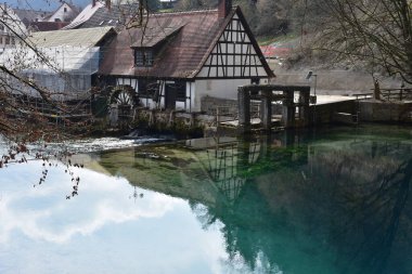 Blautopf Blaubeuren 'in Turkuaz Baharı, Almanya