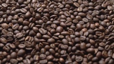 Makro kahve çekirdeklerini kapatın. Kızarmış tahıl dokusunu detaylandırın.