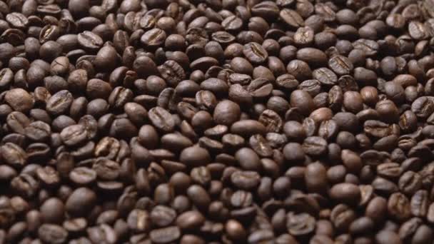 マクロコーヒー豆を閉じます詳細ロースト粒の食感ボケ — ストック動画