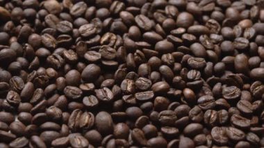 Makro kahve çekirdeklerini kapatın. Kızarmış tahıl dokusunu detaylandırın.