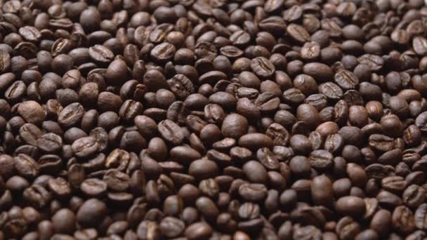 マクロコーヒー豆を閉じます詳細ロースト粒の食感ボケ — ストック動画