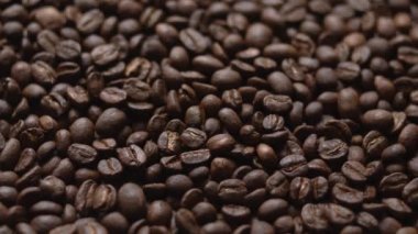 Makro kahve çekirdeklerini kapatın. Kızarmış tahıl dokusunu detaylandırın.