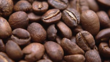 Makro kahve çekirdeklerini kapatın. Kızarmış tahıl dokusunu detaylandırın.