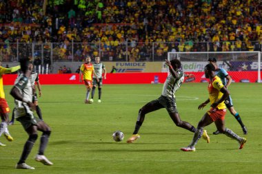 Quito, Ekvador - Ligapro finali 2022 Aucas Barcelona SC 'ye karşı. Her iki takımdan oyuncular top denetimi konusunda anlaşmazlığa düştüler