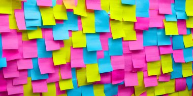 Yapışkan yazıyı kapat ve beyaz tahtaya notlar yaz beyin fırtınası tasarımı