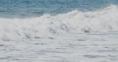 Slow Motion Waves 'in Sahile Düşüşü - Stok Videosu