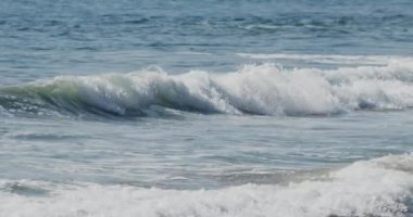 Slow Motion Waves 'in Sahile Düşüşü - Stok Videosu