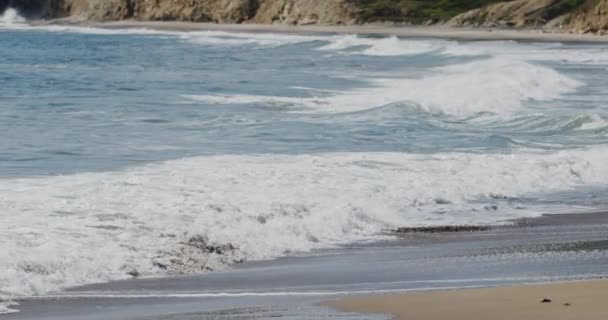 海滩上海浪拍击的令人着迷的慢镜头 股票视频 — 图库视频影像