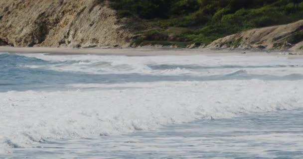 ビーチで波が砕けるスローモーション映像のメッセージ 株式ビデオ — ストック動画