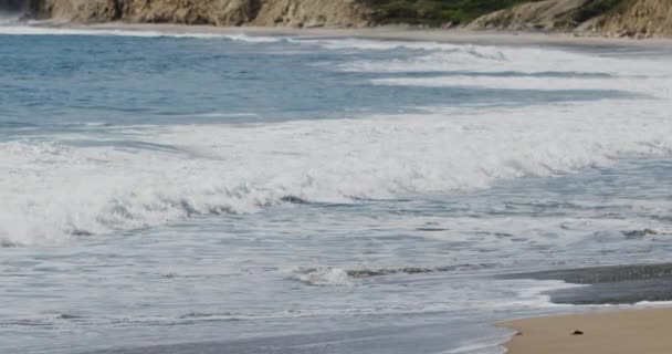 Dalgaların Sahile Düşüşünün Büyüleyici Yavaş Film Görüntüsü Stok Videosu — Stok video