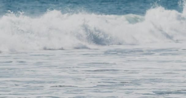 Close Slow Motion Recorage Waves Crashing Beach Zdjęcia Wakacji — Wideo stockowe
