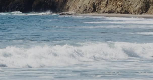海滩上海浪冲撞慢镜头的快照 股票录像 — 图库视频影像