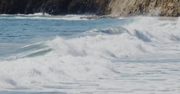 Scharfe Nahaufnahme Von Zeitlupenaufnahmen Von Wellen Die Auf Den Strand — Stockvideo