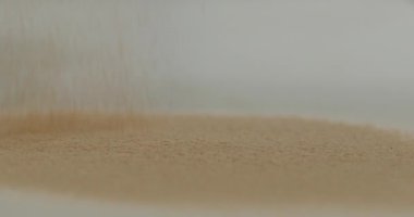 Makro, yavaş çekimde düşen çikolata tozunu kapat.