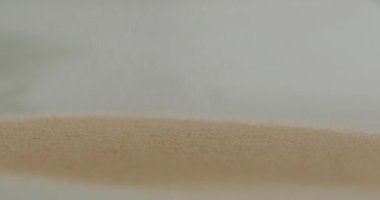 Makro, yavaş çekimde düşen çikolata tozunu kapat.