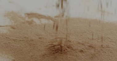 Makro, yavaş çekimde düşen çikolata tozunu kapat.