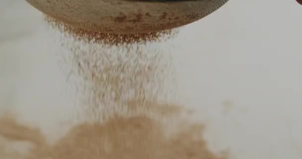 Makro Närbild Bordsskiva Choklad Pulver Fallin Slow Motion — Stockvideo
