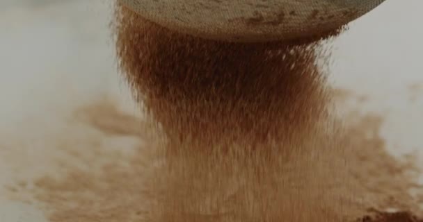 Makro Zavřít Stůl Čokoládový Prášek Padá Zpomaleném Filmu — Stock video