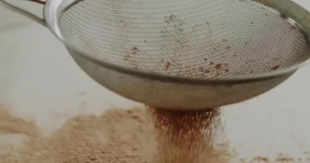 Makro Menutup Meja Coklat Bubuk Jatuh Dalam Gerakan Lambat — Stok Video