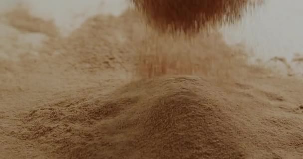 Macro Cerrar Mesa Chocolate Polvo Caída Cámara Lenta — Vídeos de Stock