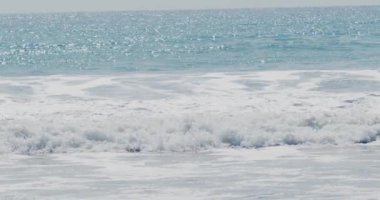 Okyanus Dalgaları Çarpışması 'nın Büyüleyici Yavaş Sinema Görüntüsü - Stok Video Gevşemesi, Film ve Tasarım