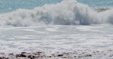 Okyanus Dalgaları Çarpışması 'nın Büyüleyici Yavaş Sinema Görüntüsü - Stok Video Gevşemesi, Film ve Tasarım