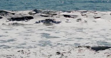 Okyanus Dalgaları Çarpışması 'nın Büyüleyici Yavaş Sinema Görüntüsü - Stok Video Gevşemesi, Film ve Tasarım