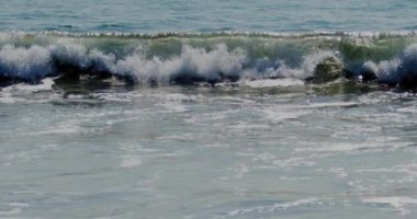 Okyanus Dalgaları Çarpışması 'nın Büyüleyici Yavaş Sinema Görüntüsü - Stok Video Gevşemesi, Film ve Tasarım