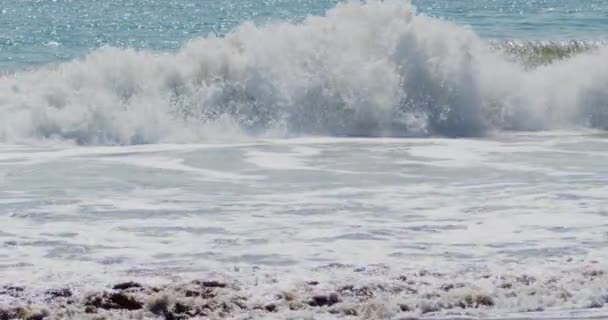 Завораживающие Кадры Падения Океанских Волн Медленным Движением Акции Видео Релаксация — стоковое видео
