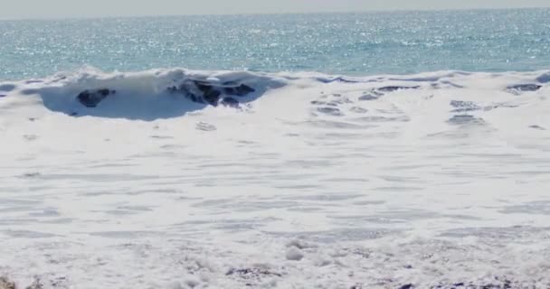 海浪撞击的迷人慢镜头 股票视频放松 电影与设计 — 图库视频影像