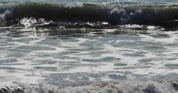 Okyanus Dalgaları Çarpışması Nın Büyüleyici Yavaş Sinema Görüntüsü Stok Video — Stok video